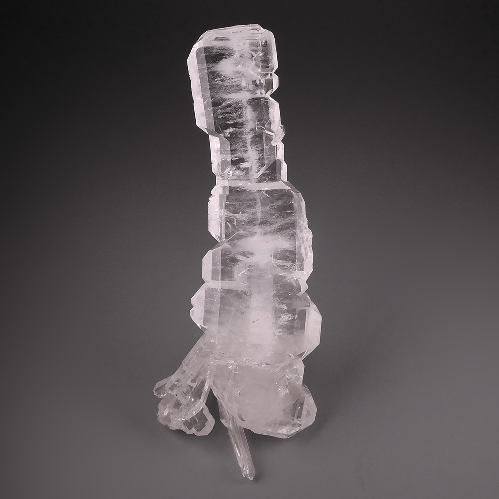 Faden Quartz – Elongated Skeletal Crystal with Pronounced Central Faden Line and Stepped Growth