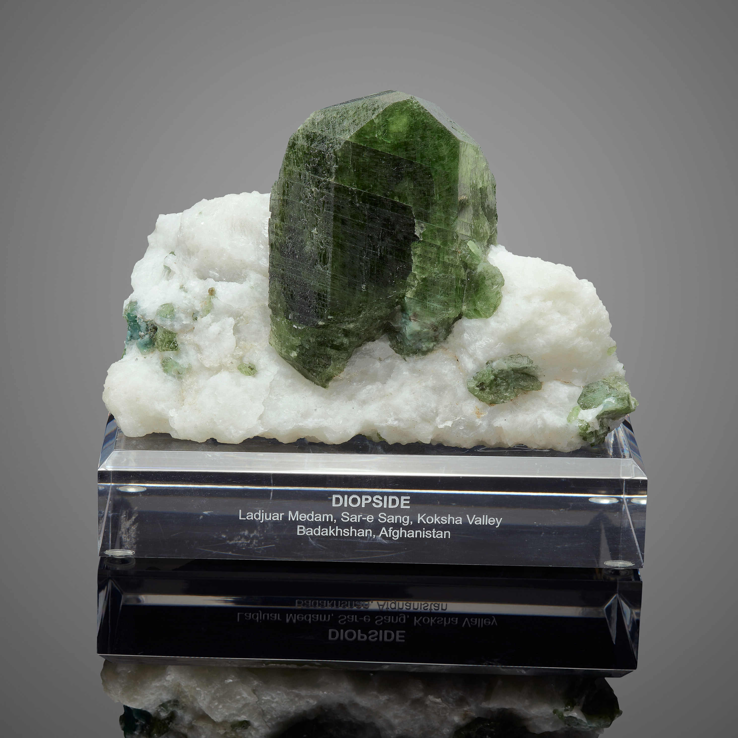 Diopside on Calcite – Monumental Isolated Green Prismatic Crystal on White Fluorescent Matrix
